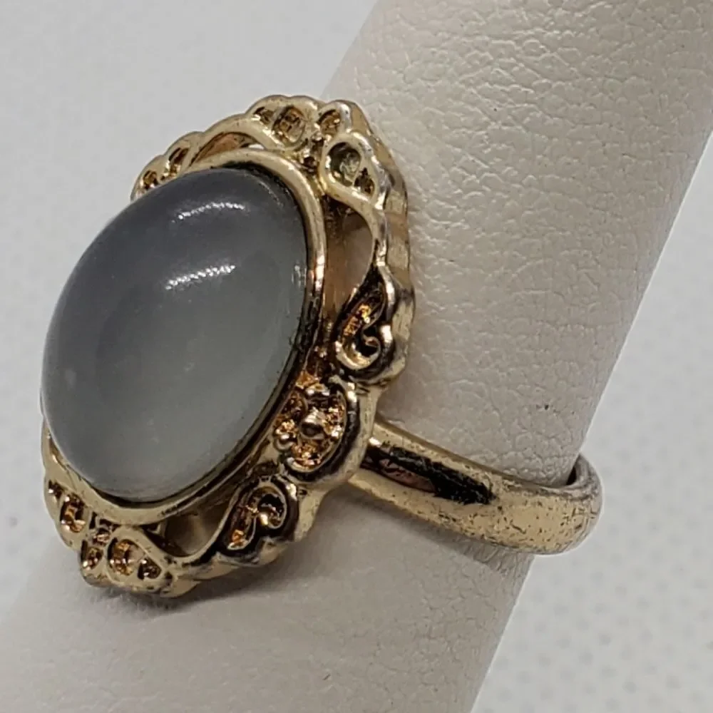 White & Gold Tone Ring (6.5)